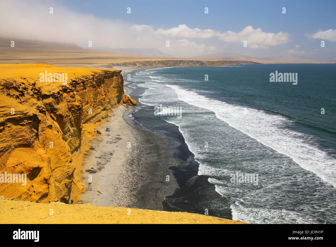 Supay spiaggia in Paracas riserva nazionale, Perù. Scopo principale della Riserva è di proteggere ecosistema marino e storico patrimonio culturale. Foto Stock