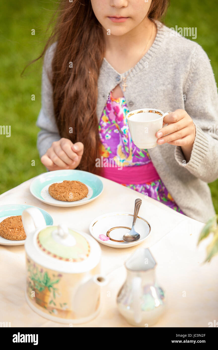 Bella bruna ragazza bere il tè al caffè terrazza Foto Stock