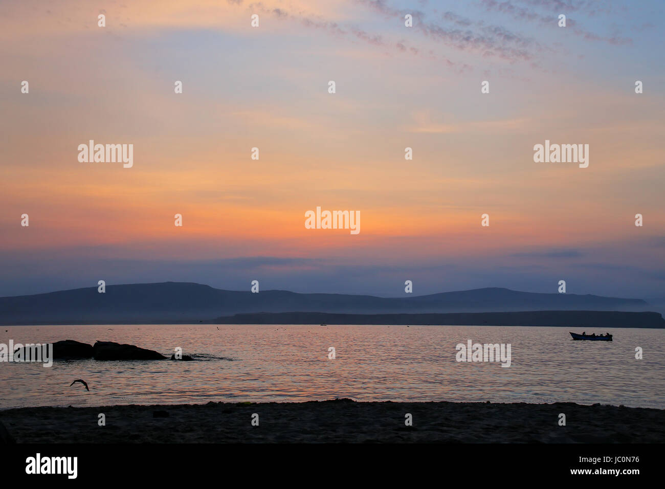 Sunrise a Paracas riserva nazionale, Perù. Scopo principale della Riserva è di proteggere ecosistema marino e storico patrimonio culturale. Foto Stock