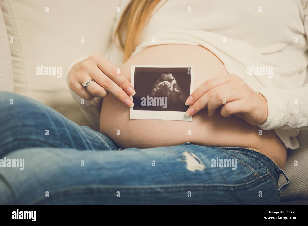 Closeup tonica foto di donna incinta in posa con ultrasuoni abode immagine Foto Stock