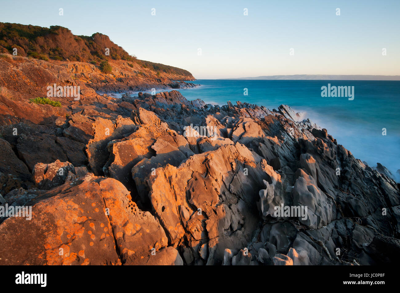 La prima luce sulle rocce di anticamera Bay a Kangaroo Island. Foto Stock