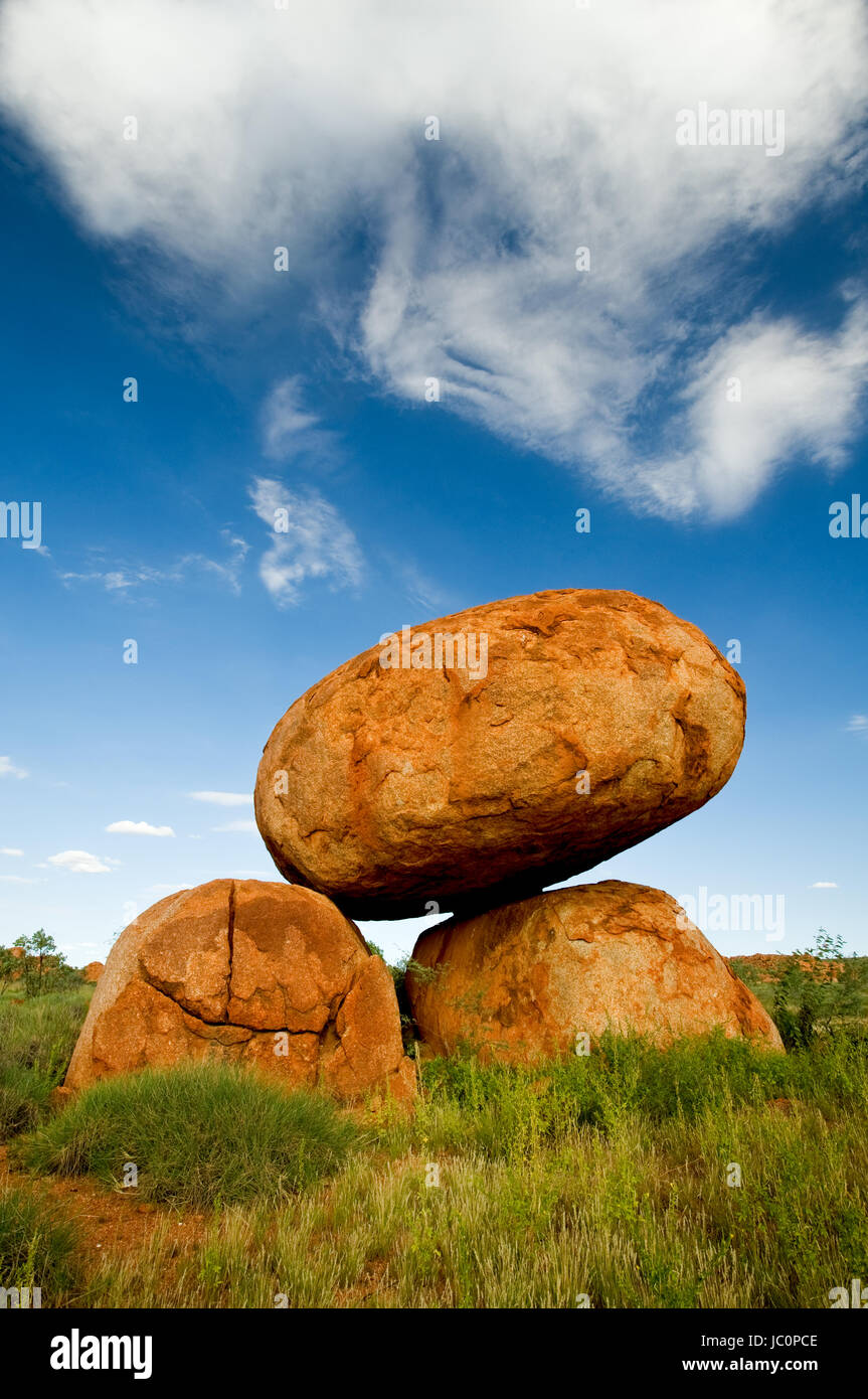 Ben equilibrato boulder del famoso Devils marmi. La storia dei proprietari tradizionali che dice Karlu Karlu sono le uova del serpente arcobaleno. Foto Stock