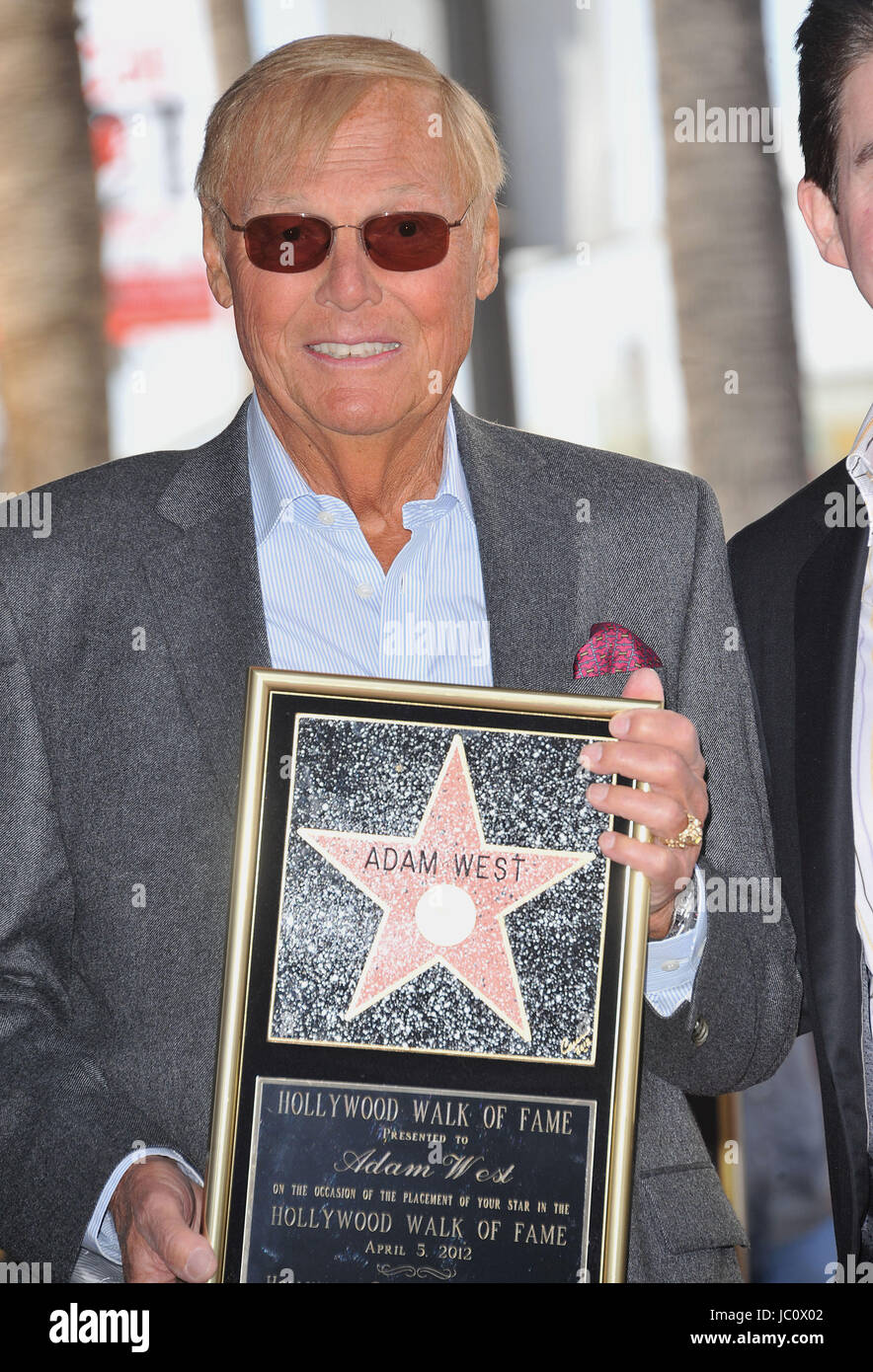 Adam West Adam West, per i suoi 50 anni in biz onorato con una stella sulla Hollywood Walk of Fame a Los Angeles. Foto Stock