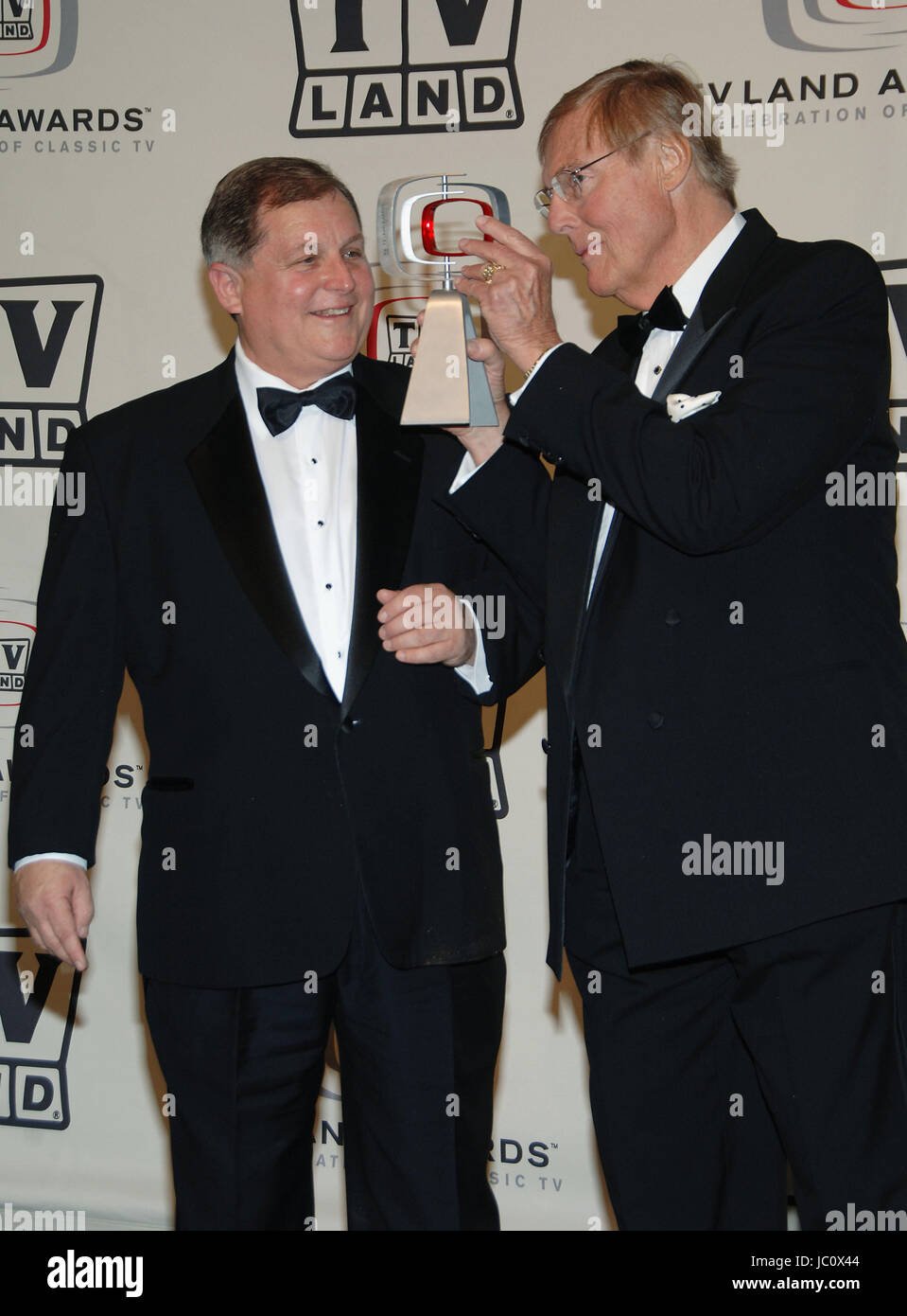 Adam West e Burt Ward (Batman e Robin) dietro le quinte TV LAND Awards al Barker Hangar di Santa Monica Airport in Los Angeles. Marzo 19, 2006. - WestAdam_WardBurt050.JPG Foto Stock