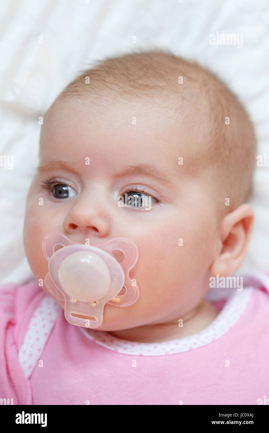Volto adorabile del bambino con il succhietto nella bocca Foto Stock