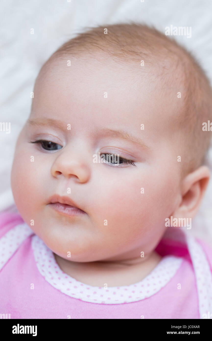Cerca neonato - i primi due mesi di vita nuova Foto Stock