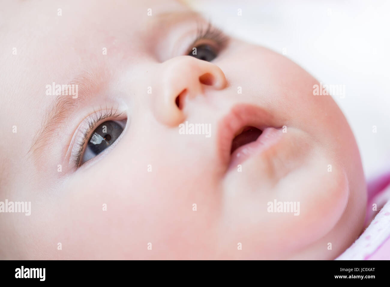 Macro di adorabile bambina occhio con messa a fuoco poco profonda Foto Stock