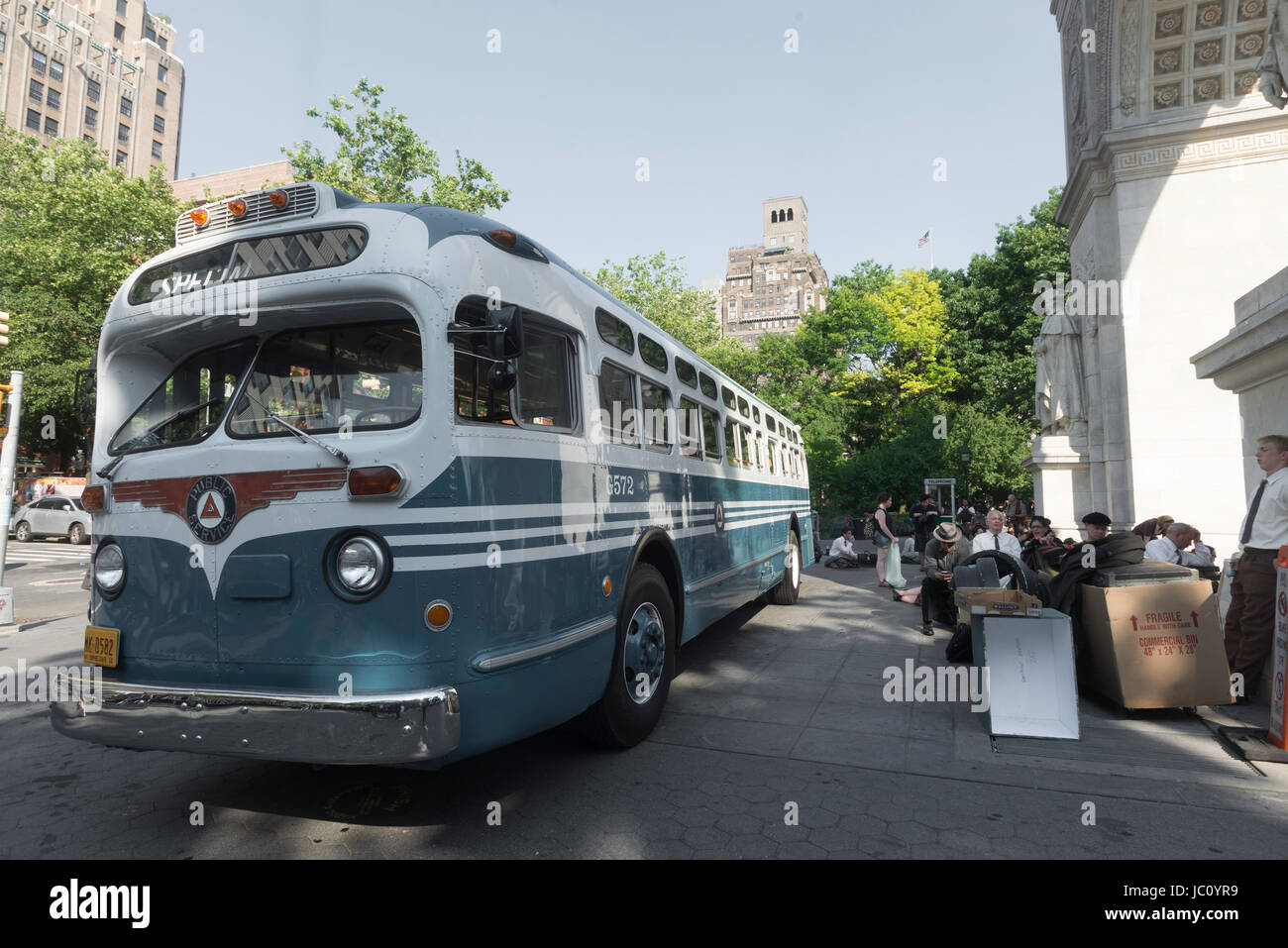 New York, NY 12 giugno 2017 sulla posizione per la perfezione del Amazon serie tv "La meravigliosa signora Maisel." L'episodio è basato su Jane Jacobs' battaglia con Robert Mosè e il rally 1958 segnando l'ultima auto per lasciare Washington Square Park. Da allora, Washington Square Park è stata chiusa al traffico. ©Stacy Rosenstock Walsh Foto Stock