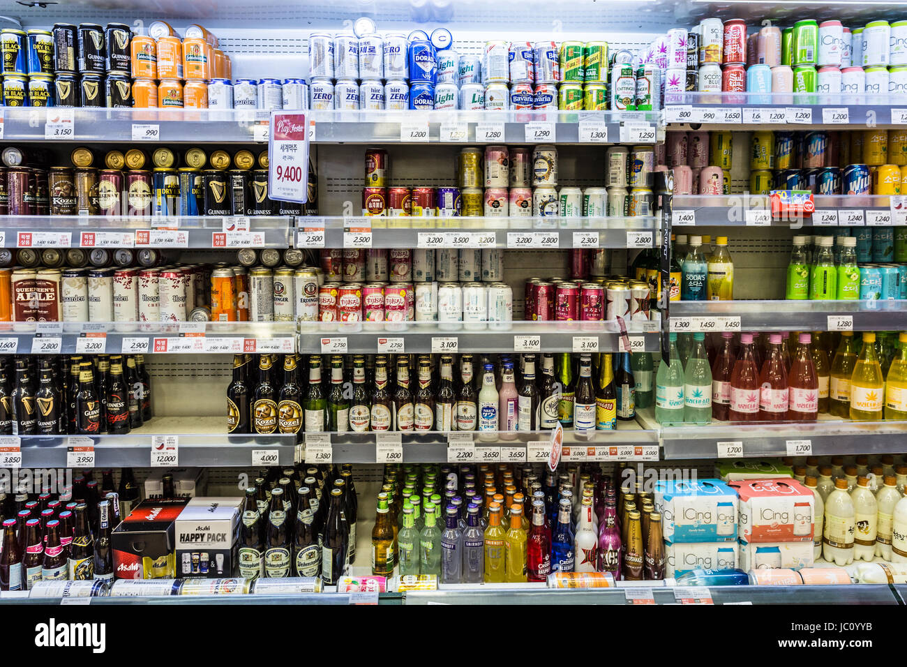 SEOUL, Corea del Sud - 13 Maggio 2017: lattine di birra e una bottiglia, sia nazionali che importati marchi come Guinness e Erdinger vengono visualizzati accanto alla soda ho Foto Stock