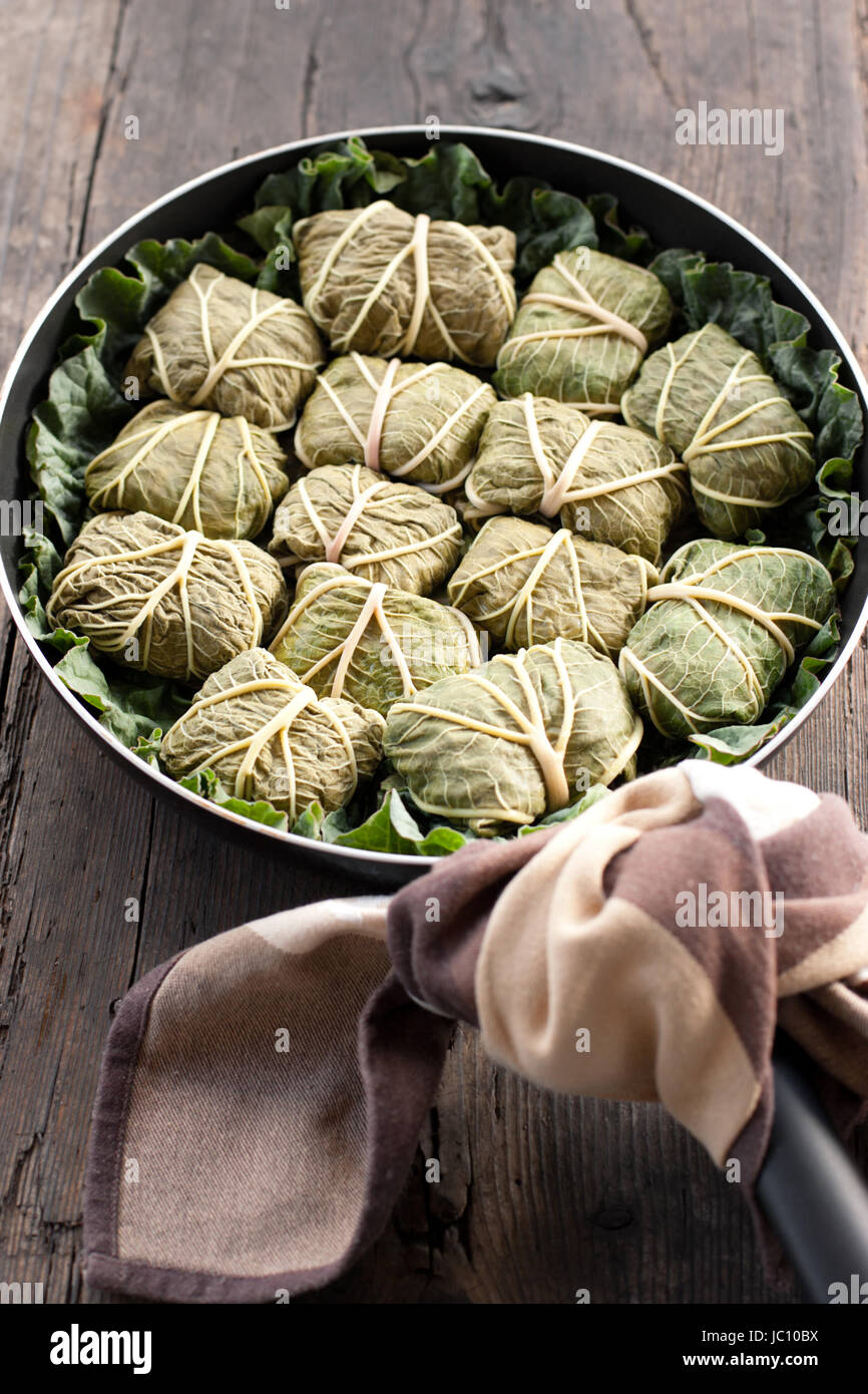 Piatti rustici, armena o greco dolmades avvolto con foglie di rabarbaro, carne e riso Foto Stock