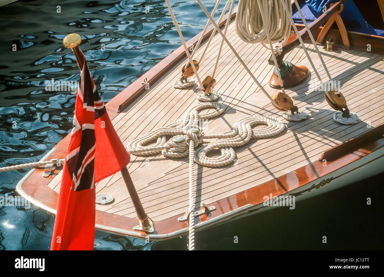 Segelyacht mit englischer Flagge a Saint Tropez Foto Stock