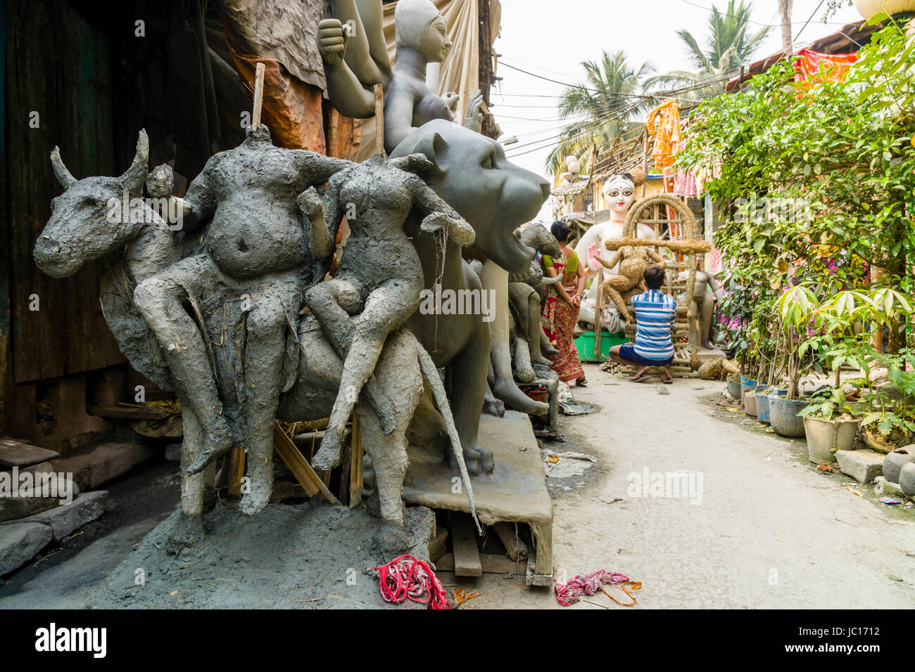 Le statue per i religiosi occasioni sono realizzati a mano da paglia e fango nel sobborgo kumartuli Foto Stock