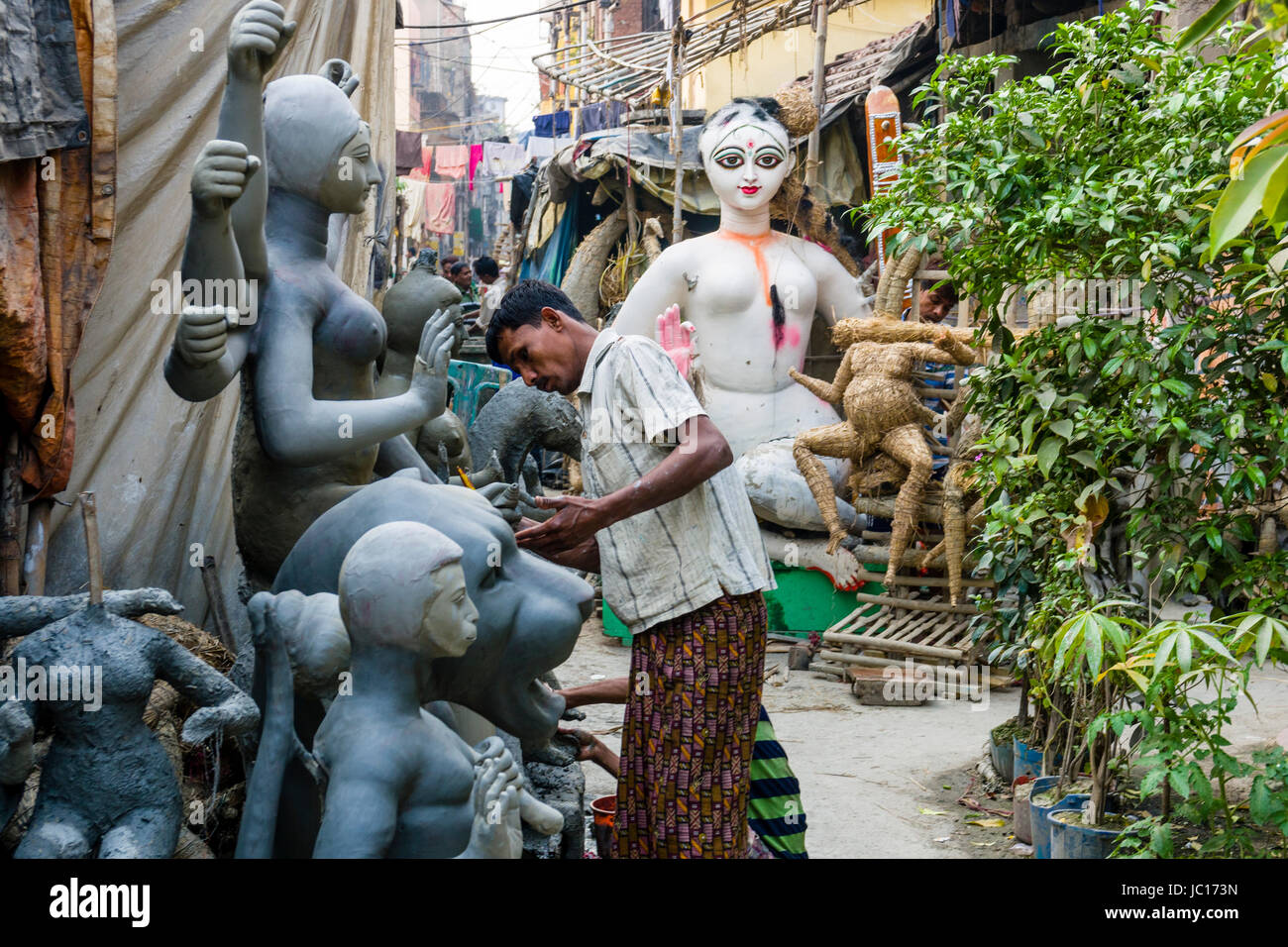 Le statue per i religiosi occasioni sono realizzati a mano da paglia e fango nel sobborgo kumartuli Foto Stock