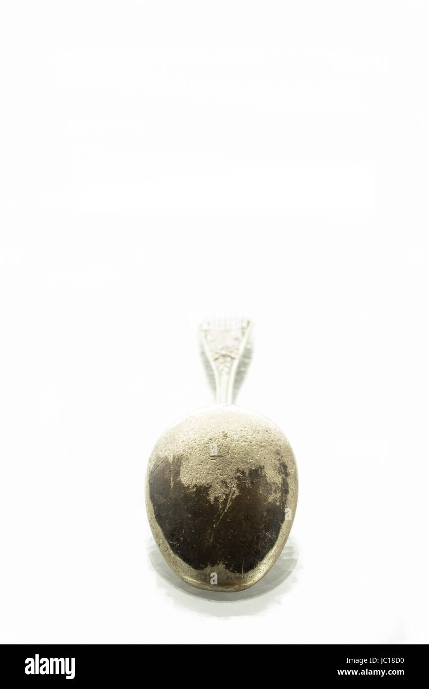 Abgenutzter Löffel aus Silber im Hochformat Foto Stock