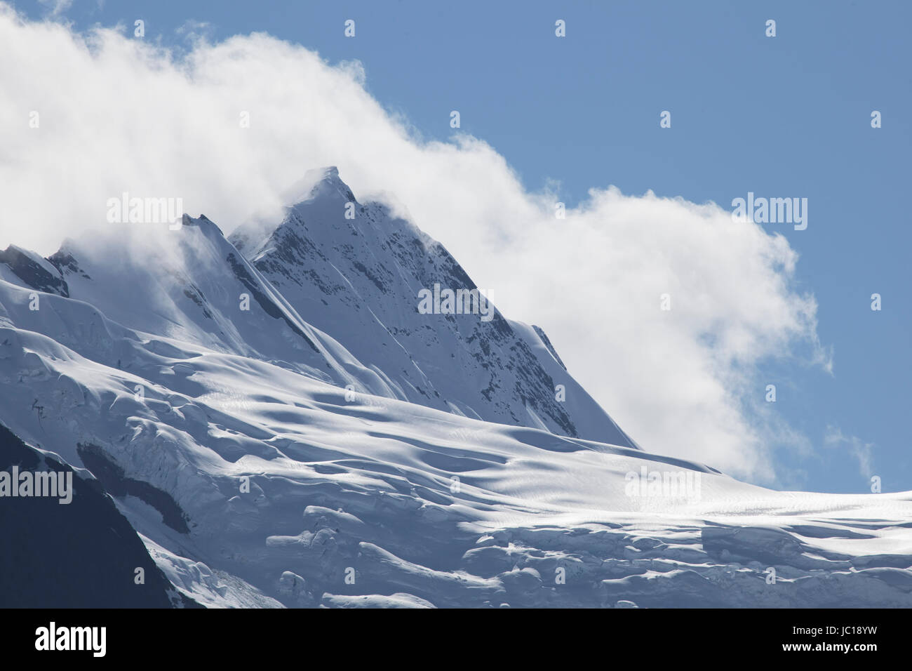 Ripide montagne nel sud-est dell Alaska con le nuvole a laminazione. Foto Stock