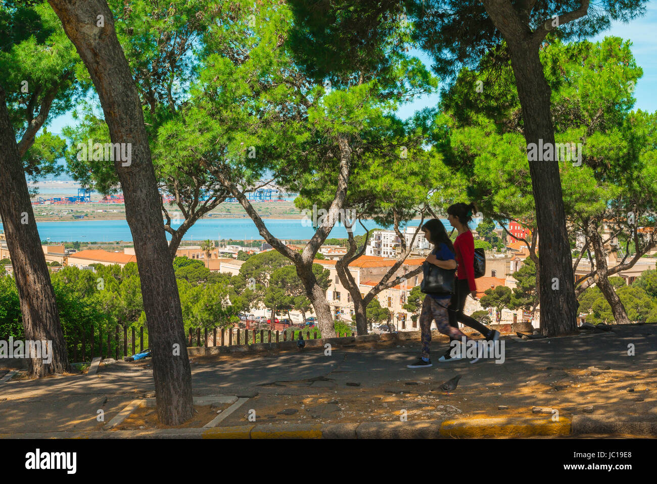 Cagliari Castello, nell'area di Castello due donne sarde a piedi tra alberi di pino sulla cima di una collina che domina la città di Cagliari, Sardegna. Foto Stock