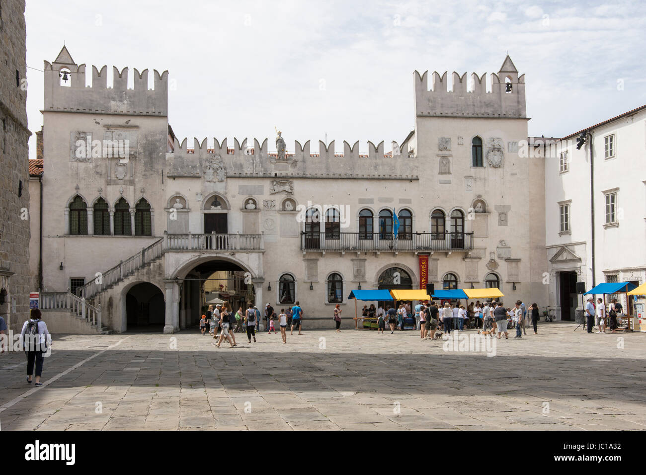 Una vista di Titov piazza con il palazzo pretorio sullo sfondo a Koper Foto Stock