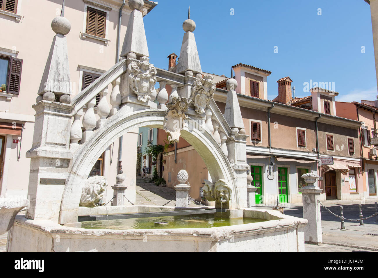 Una vista del vecchio Da Ponte la fontana nella piazza Prešernov a Capodistria. Foto Stock