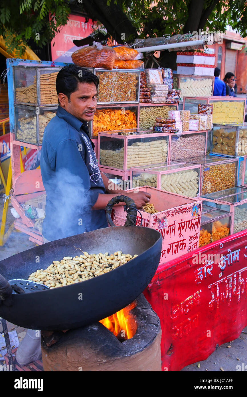 Uomo locali vendono spuntini al Johari Bazaar a Jaipur, India. Jaipur è la capitale e la città più grande del Rajasthan. Foto Stock