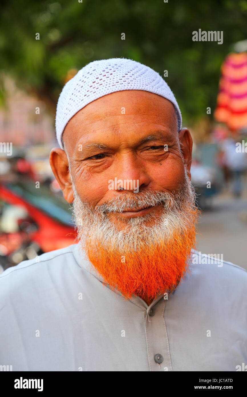 Ritratto di uomo musulmano permanente al Johari Bazaar Street a Jaipur, Rajasthan, India. Jaipur è la capitale e la città più grande del Rajasthan. Foto Stock