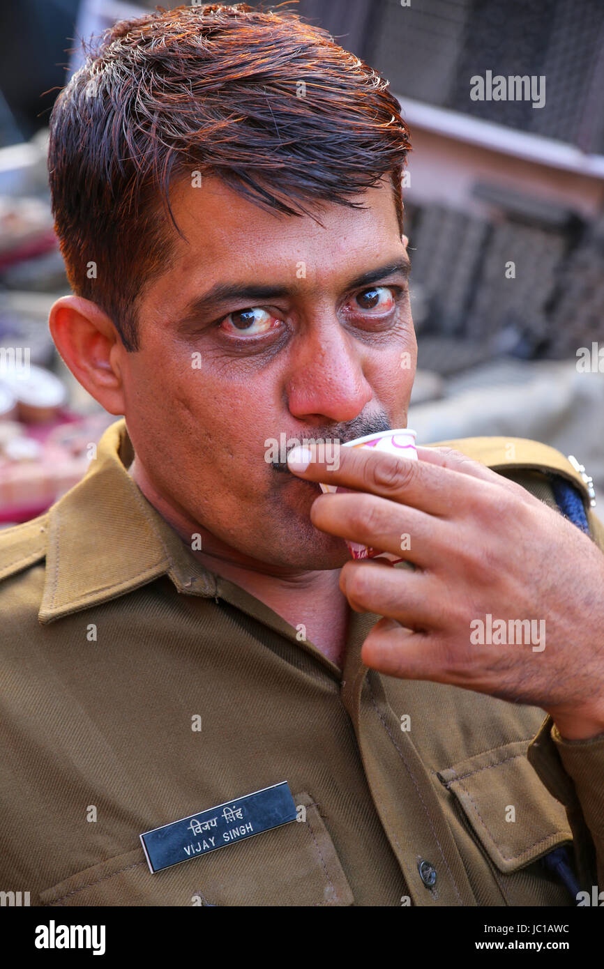 Ritratto di poliziotto bere chai al Johari Bazaar Street a Jaipur, Rajasthan, India. Jaipur è la capitale e la città più grande del Rajasthan. Foto Stock