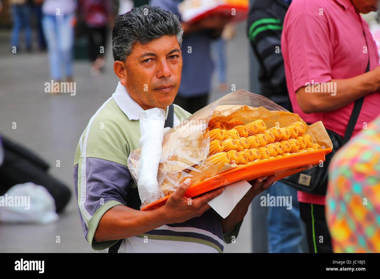 Locali di vendita uomo churros in strada di Lima, Perù. Lima è la capitale e la più grande città del Perù. Foto Stock