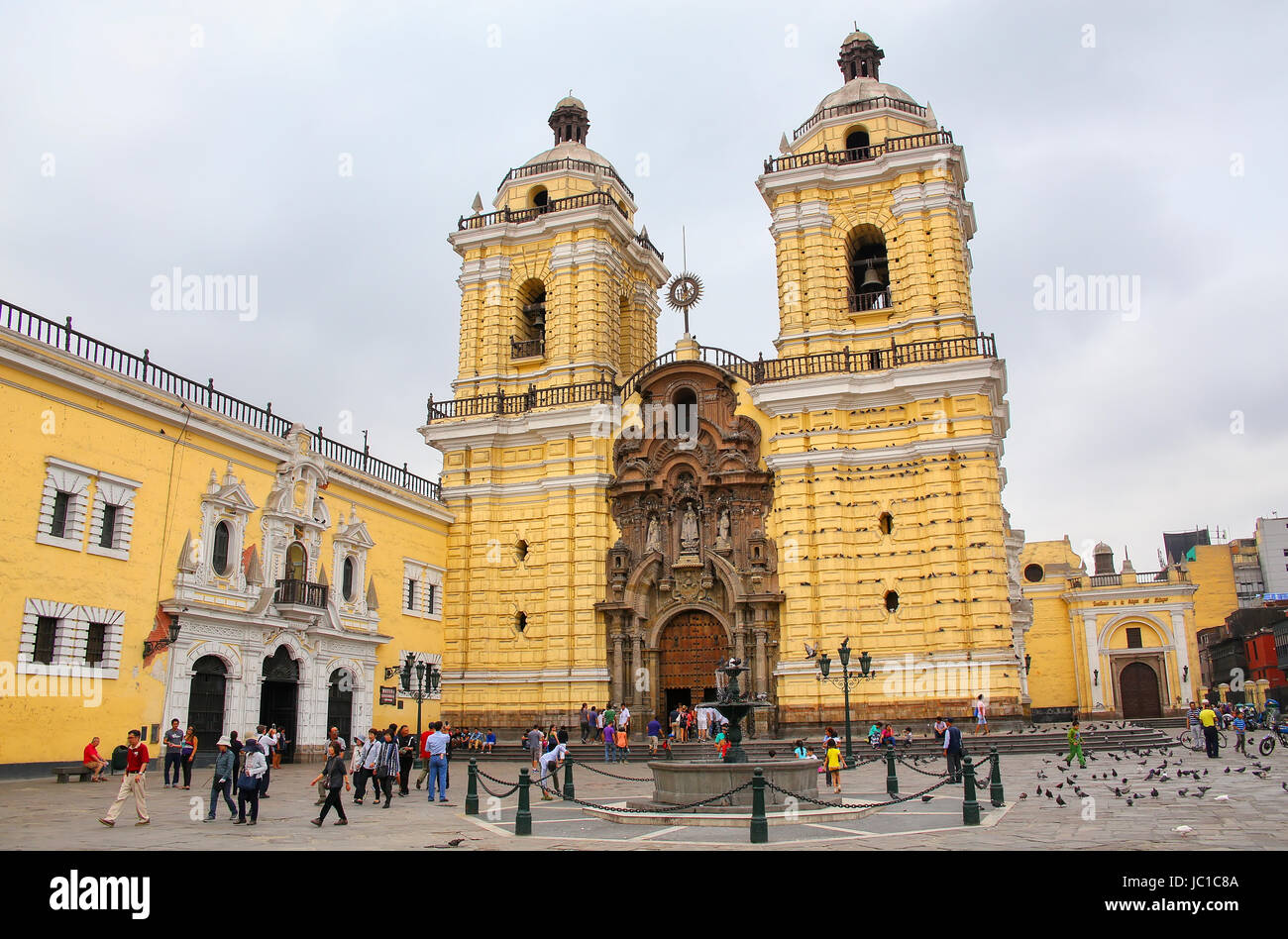 Monastero di San Francisco in Lima, Perù. La chiesa e il convento sono parte del centro storico di Lima, che era stato aggiunto al Patrimonio Mondiale UNESCO Foto Stock