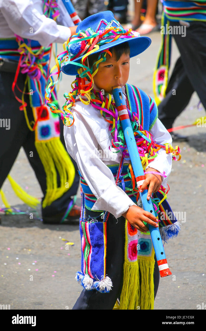Ragazzo locale suonare il flauto durante il Festival della Vergine de la Candelaria a Lima in Perù. Il nucleo del festival è la danza e la musica eseguita da Delta Foto Stock