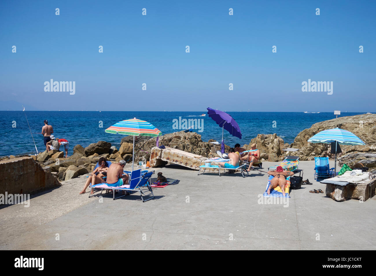 Piombino, Italia, porto vecchio, gruppo di persone residenti è rilassante durante la stagione estiva nel locale di spiaggia pubblica Foto Stock