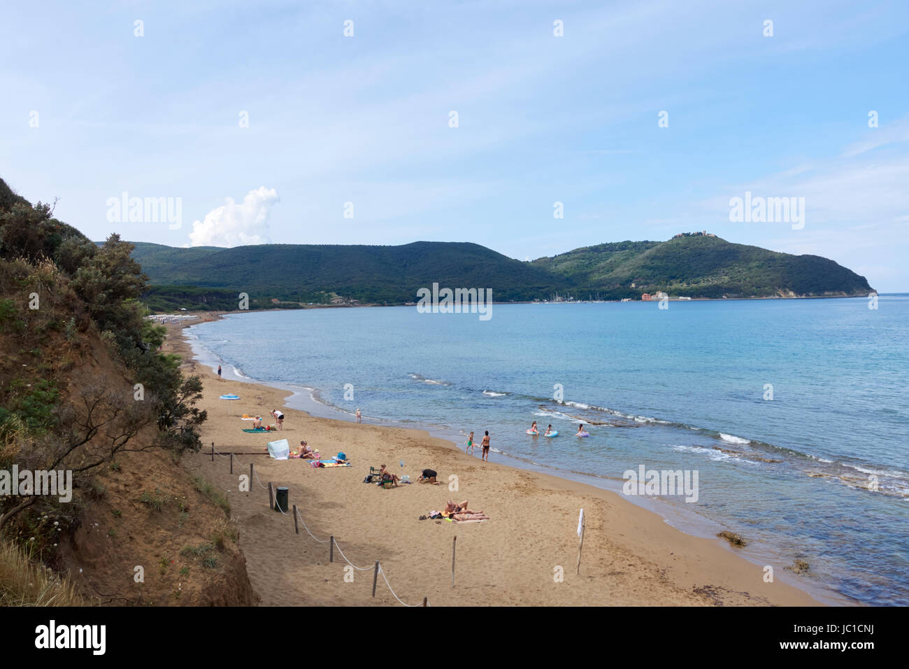 Piccola spiaggia selvaggia nel golfo di Baratti, Toscana, Italia Foto Stock