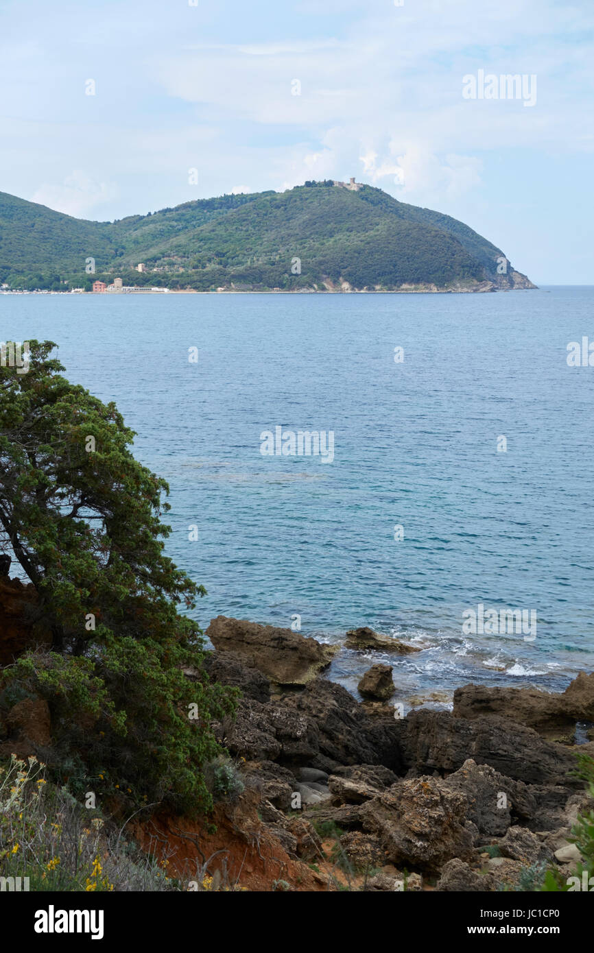 Piccola spiaggia selvaggia nel golfo di Baratti, Toscana, Italia Foto Stock