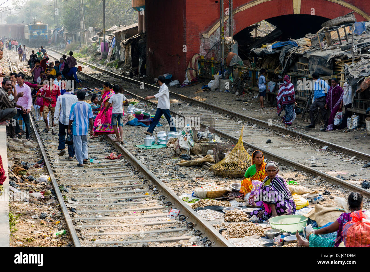 Le donne sono la vendita di spezie e verdure tra i binari della ferrovia presso il park circus stazione ferroviaria Foto Stock