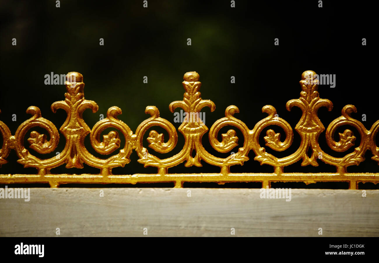Close-up del muro di cinta della ringhiera Design - oro verniciato di colore Foto Stock
