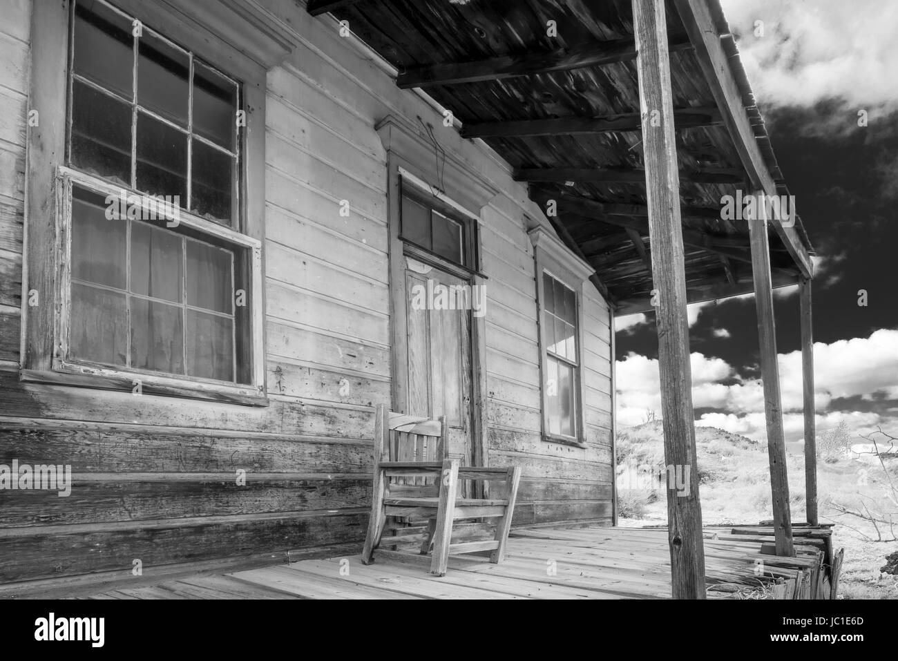 Portico frontale di un weathered vecchia casa nella storica città mineraria di Virginia City, Nevada. Foto Stock