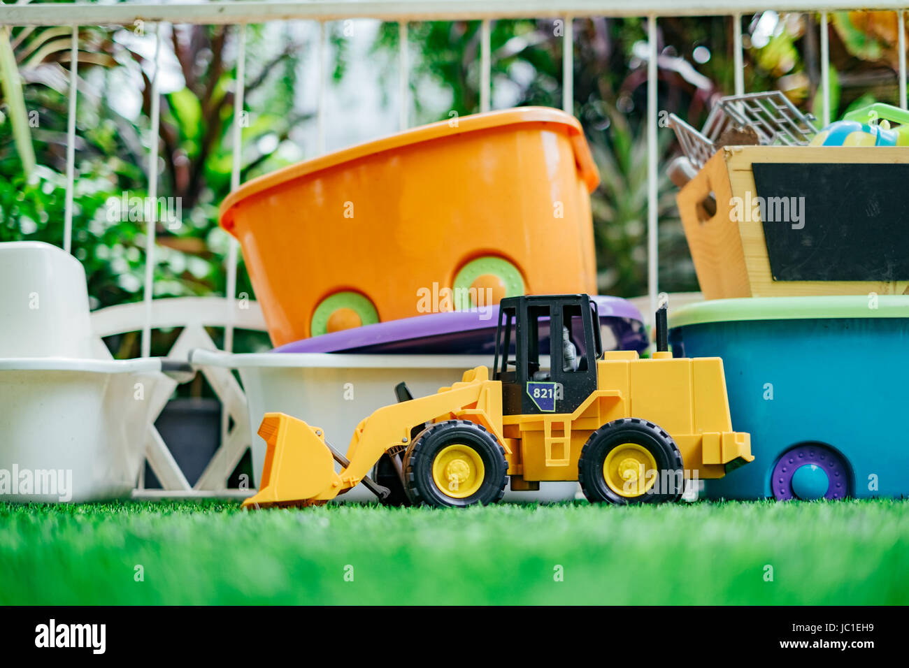 Tracktor giocattolo auto con Toy Box in giardino. Foto Stock