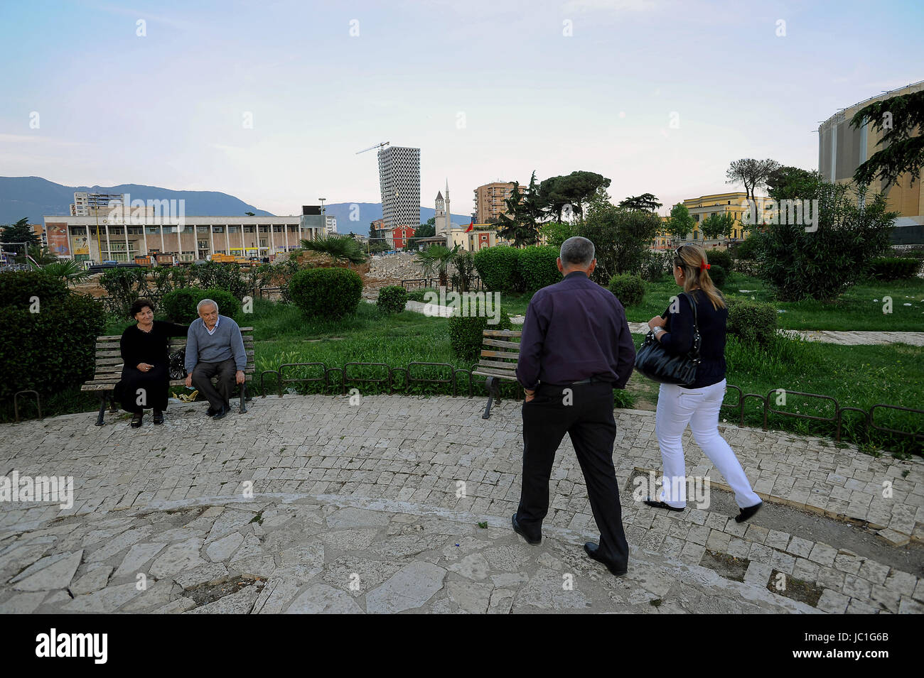 Tirana, Albania, la gente del posto in una zona verde nel centro di Tirana Foto Stock