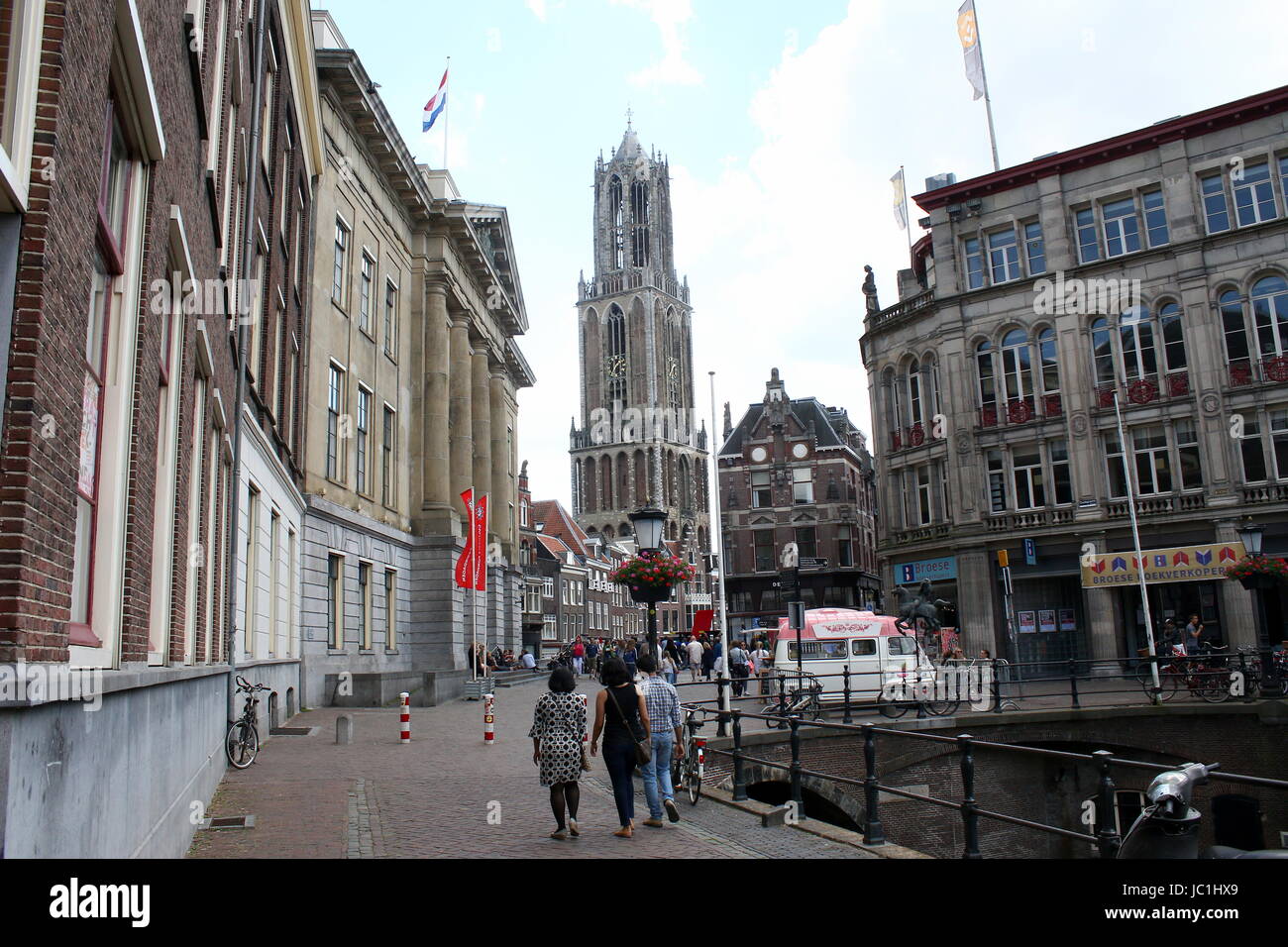Occupato Stadhuisbrug quadrato con Utrecht City Hall (Stadhuis) nel centro storico di Utrecht, Paesi Bassi. Sullo sfondo iconico Dom Chiesa torre. Foto Stock