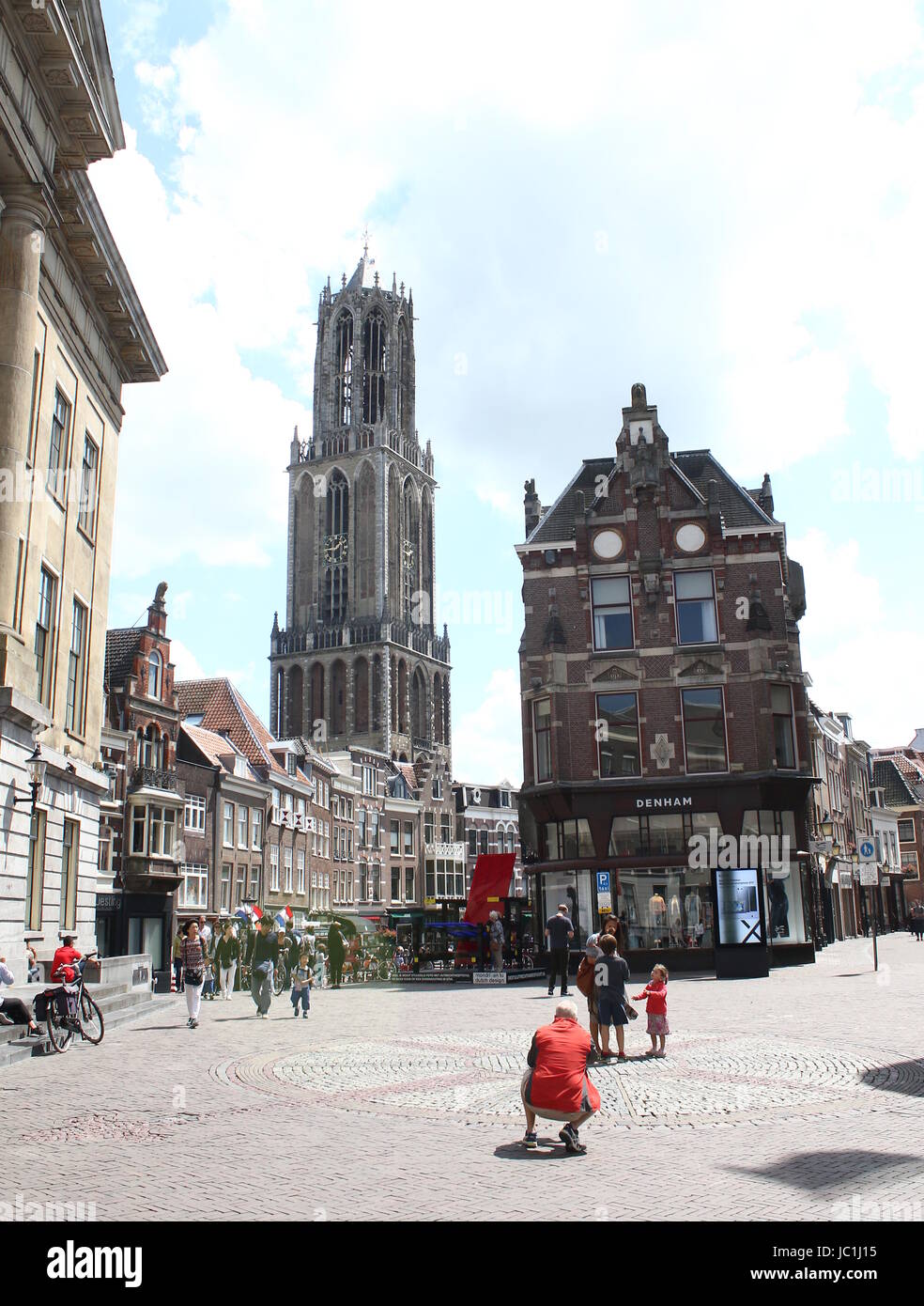 Occupato Stadhuisbrug quadrato con Utrecht City Hall (Stadhuis) nel centro storico di Utrecht, Paesi Bassi. Sullo sfondo iconico Dom Chiesa torre. Foto Stock
