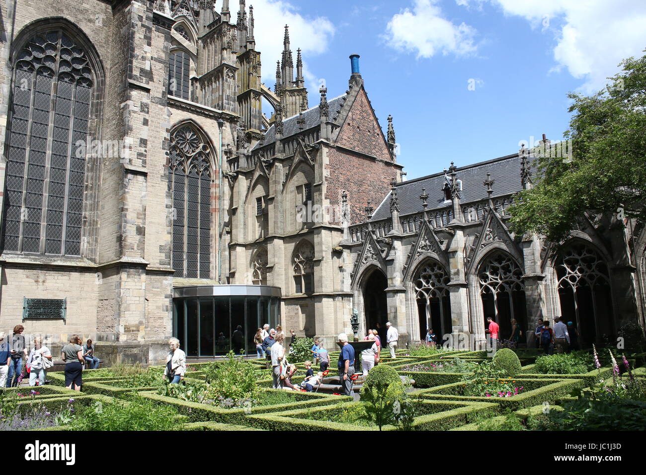 I giardini botanici e il cortile interno (Pandhof) della gotica Chiesa del Duomo o San Martin's Cathedral, Utrecht, Paesi Bassi Foto Stock