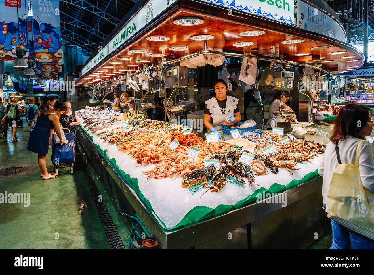 Barcellona, Spagna - Agosto 05, 2016: pesce fresco e frutti di mare in vendita nel mercato di Barcellona (Mercat de Sant Josep de la Boqueria), un grande mercato pubblico w Foto Stock