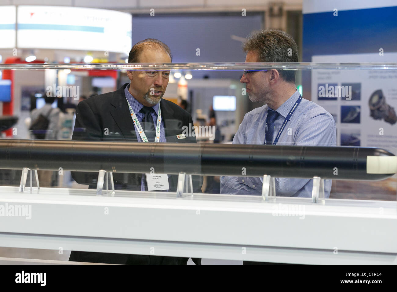 Tokyo, Giappone. Xiii Giugno, 2017. I visitatori guardano alla replica di un peso pesante siluro SeaHake mod4 ER durante il Maritime Air System e tecnologie (montante) Asia 2017 difesa trade show il 13 giugno 2017, Tokyo, Giappone. Il Maritime Air System e tecnologie (montante) Asia 2017 in Giappone è il solo difesa internazionale trade show dove i partecipanti provenienti da Asia Pacifico, Europa e Americhe a introdurre le più recenti tecnologie nel settore marittimo la difesa e la sicurezza. Credito: Aflo Co. Ltd./Alamy Live News Foto Stock