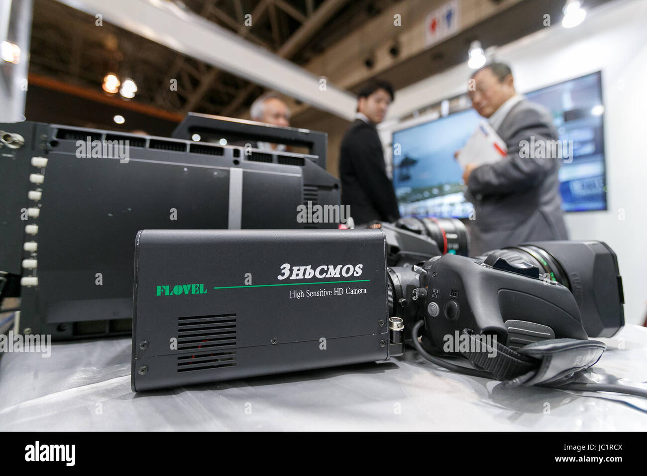 Tokyo, Giappone. Xiii Giugno, 2017. Visitatori guardare un Ultra High Sensitive Fotocamera (anteriore) e la telecamera ad alta velocità durante il Maritime Air System e tecnologie (montante) Asia 2017 difesa trade show il 13 giugno 2017, Tokyo, Giappone. Il Maritime Air System e tecnologie (montante) Asia 2017 in Giappone è il solo difesa internazionale trade show dove i partecipanti provenienti da Asia Pacifico, Europa e Americhe a introdurre le più recenti tecnologie nel settore marittimo la difesa e la sicurezza. Credito: Aflo Co. Ltd./Alamy Live News Foto Stock