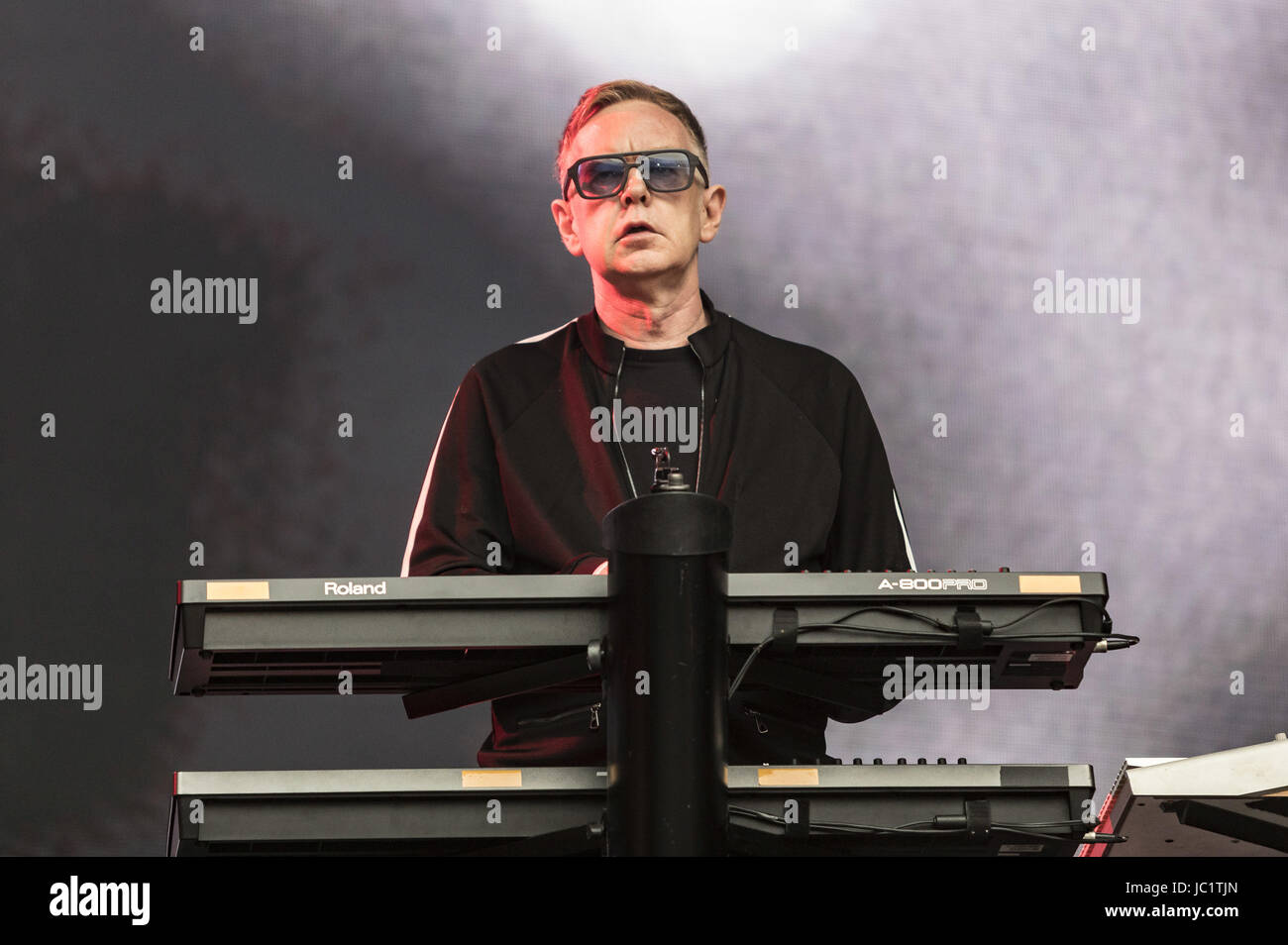 Hannover, Germania. 11 Giugno, 2017. Andy Fletcher dei Depeche Mode si esibisce dal vivo sul palco durante il 'Global spirito Tour' al HDI Arena del 11 giugno 2017 ad Hannover, in Germania. | Verwendung weltweit Credito: dpa/Alamy Live News Foto Stock
