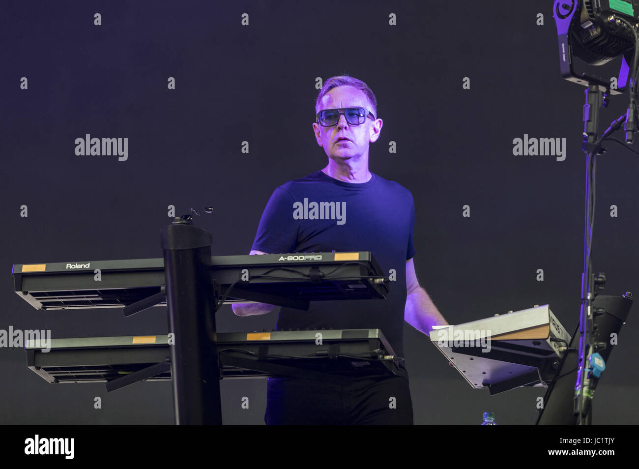 Hannover, Germania. 11 Giugno, 2017. Andy Fletcher dei Depeche Mode si esibisce dal vivo sul palco durante il 'Global spirito Tour' al HDI Arena del 11 giugno 2017 ad Hannover, in Germania. | Verwendung weltweit Credito: dpa/Alamy Live News Foto Stock