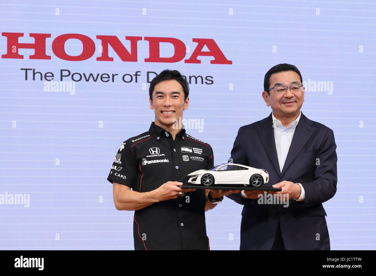 Tokyo, Giappone. Xiii Giugno, 2017. (L-R) Takuma Sato, Takahiro Hachigo motore : Takuma Sato, il 2017 Indianapolis 500 vincitore, partecipa a una conferenza stampa a Tokyo in Giappone . Credito: Naoki Nishimura/AFLO/Alamy Live News Foto Stock