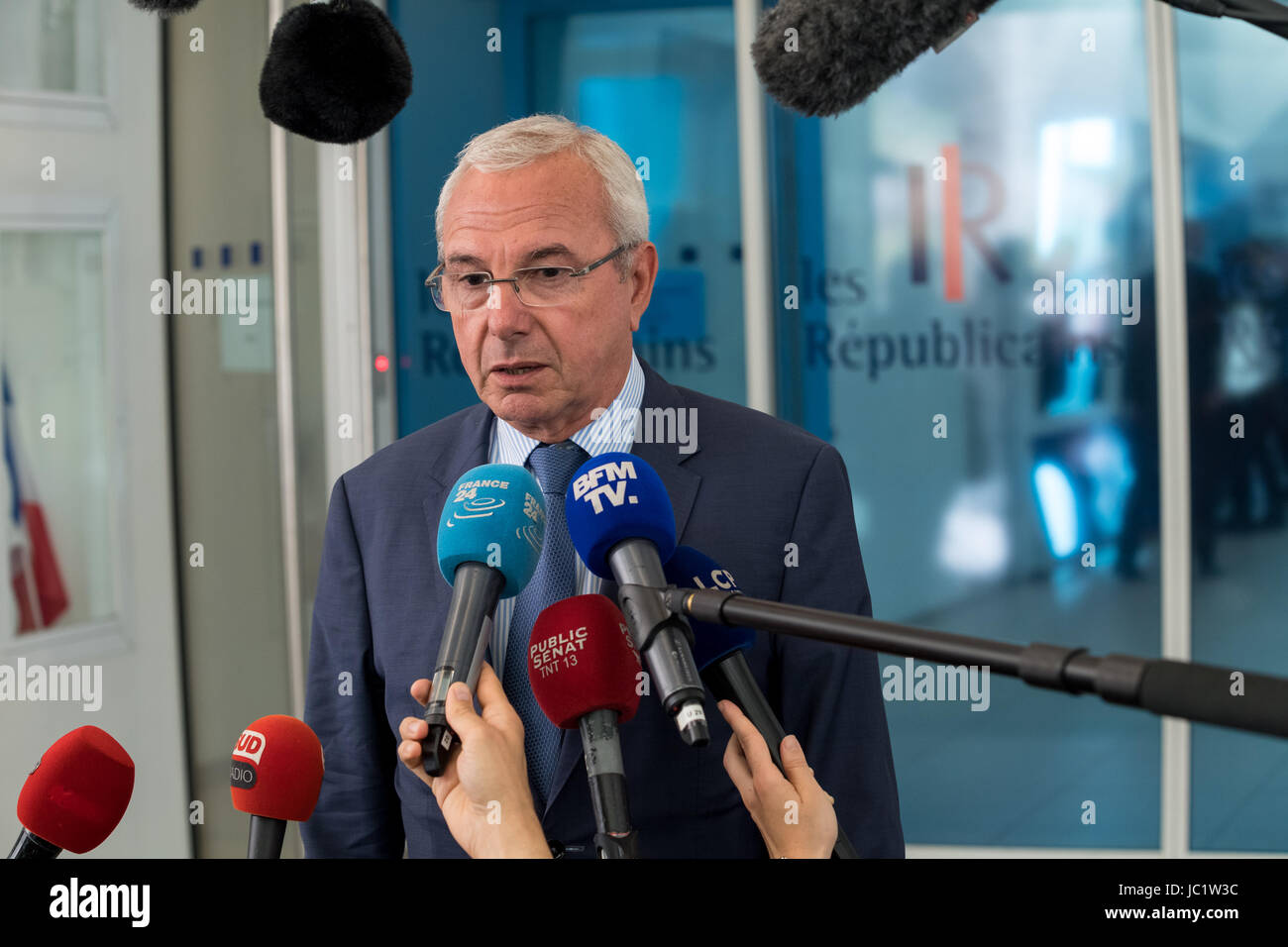 Parigi, Francia. 12 giugno, 2017. claude bartolone presso la sede dei repubblicani - claude bartolone presso la sede dei repubblicani sulla scia di una storica sconfitta della destra repubblicana nel primo round del francese alle elezioni legislative. Credito: le pictorium/alamy live news Foto Stock