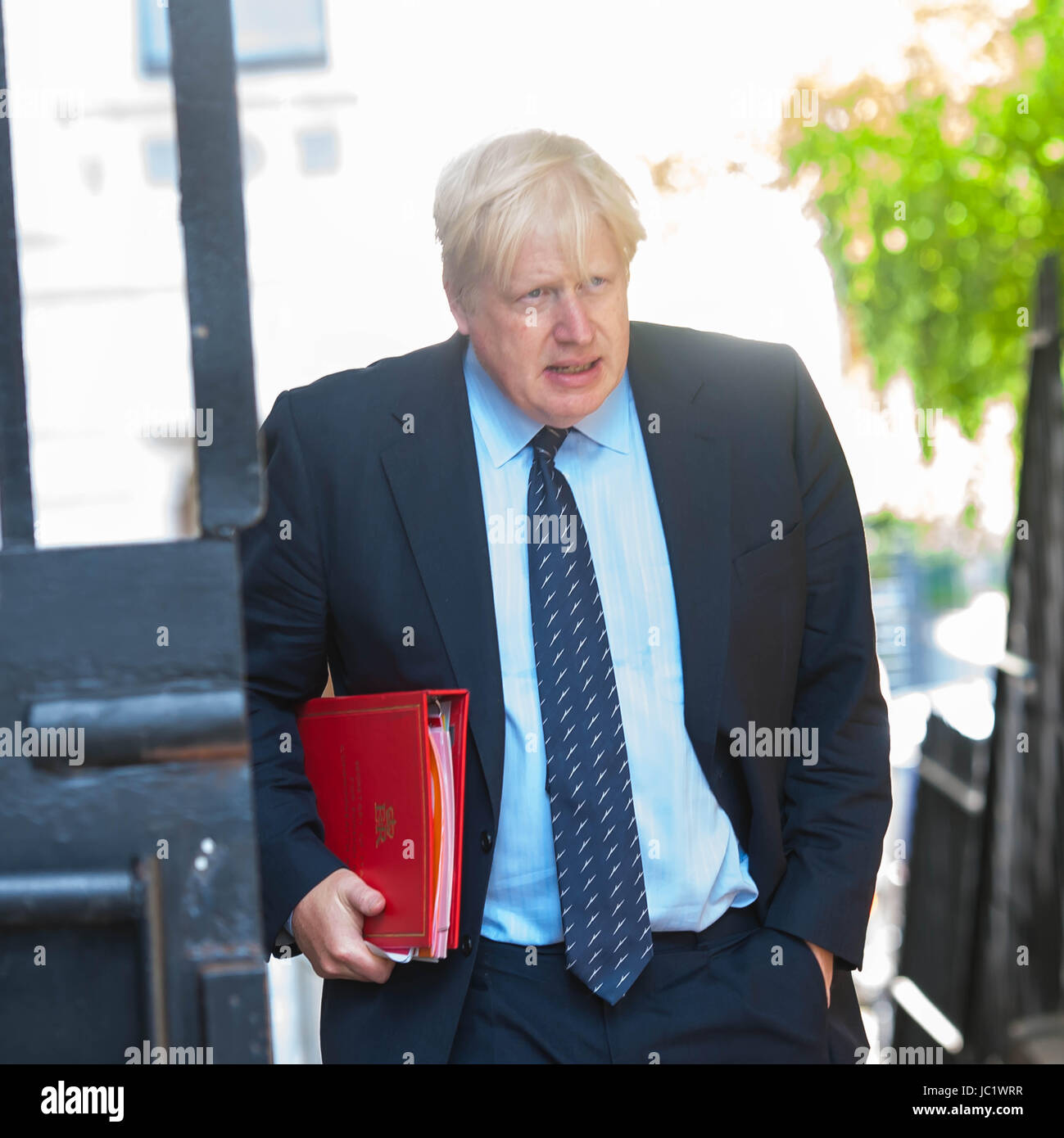 Londra, Regno Unito. Xiii Giugno, 2017. Il segretario di Stato per gli Affari Esteri e del Commonwealth Boris Johnson arriva a Downing Street. Primo ministro sarà ospita il leader del DUP per colloqui, come può cerca di negoziare un accordo per il supporto degli Unionisti per un conservatore governo di minoranza. Theresa Maggio annunciata dopo la scorsa settimana di elezioni generali che lei potrebbe essere quello di cercare di formare un governo a fianco la DUP dopo che il partito conservatore non è riuscito a fissare una maggioranza generale nella casa di Commons. Credito: Michael Tubi/Alamy Live News Foto Stock