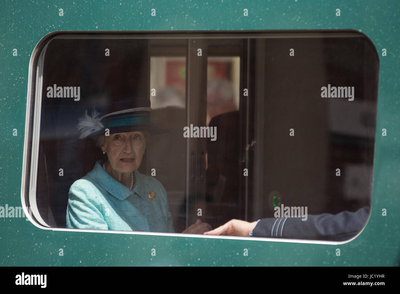 Slough, Regno Unito. Xiii Giugno, 2017. I membri della famiglia reale, preparatevi a viaggiare con la regina da Slough a Londra Paddington su Great Western Railway treno, ricreando il primo storico viaggio per ferrovia da un monarca realizzato dalla Regina Vittoria il 13 giugno 1842. Credito: Mark Kerrison/Alamy Live News Foto Stock