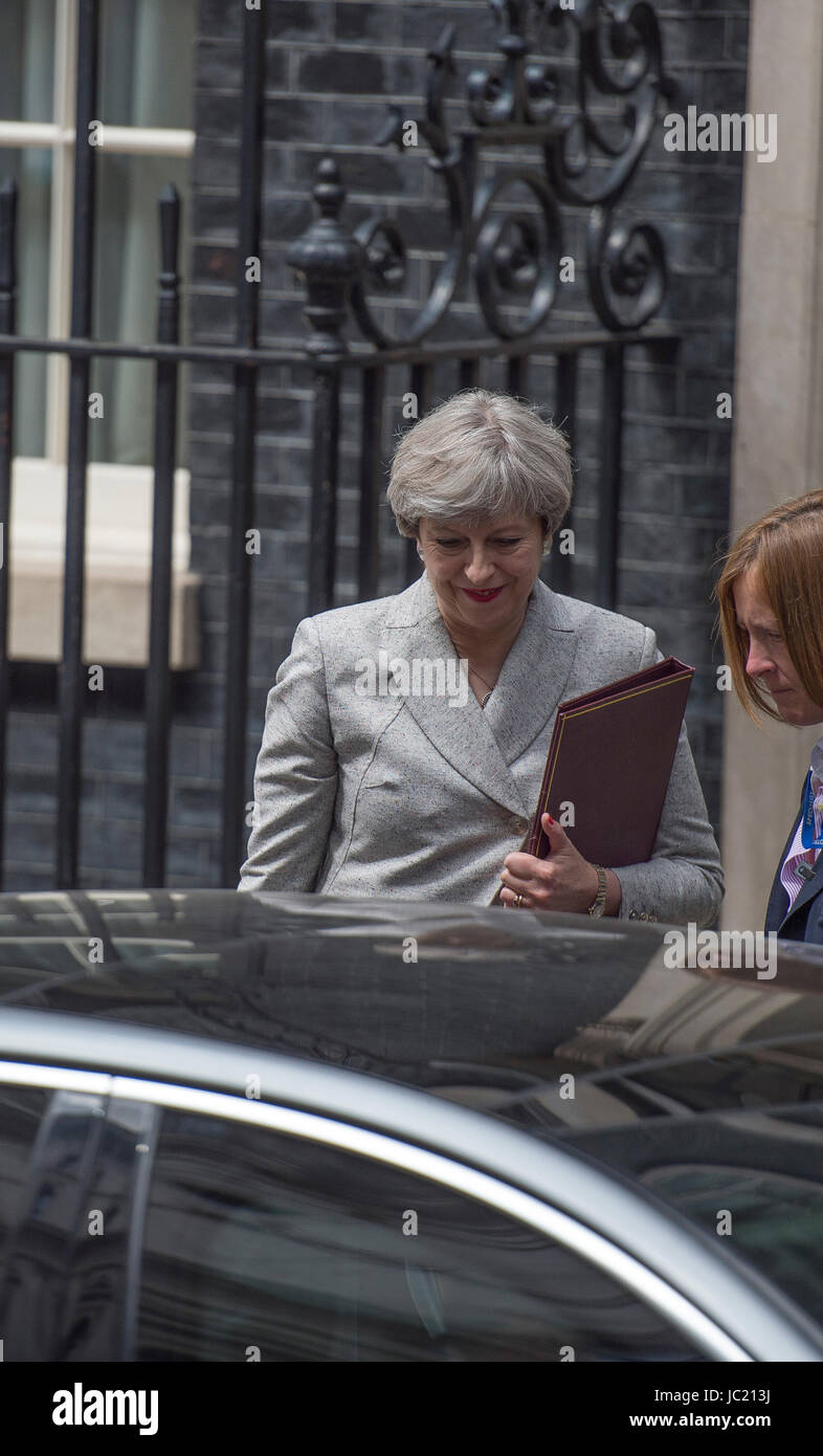 A Downing Street, Londra, Regno Unito. Xiii Giugno, 2017. PM Theresa Maggio Parte per Parigi dopo una giornata di riunioni di gabinetto e i colloqui con i leader DUP Arlene Foster. Credito: Malcolm Park/Alamy Live News. Foto Stock