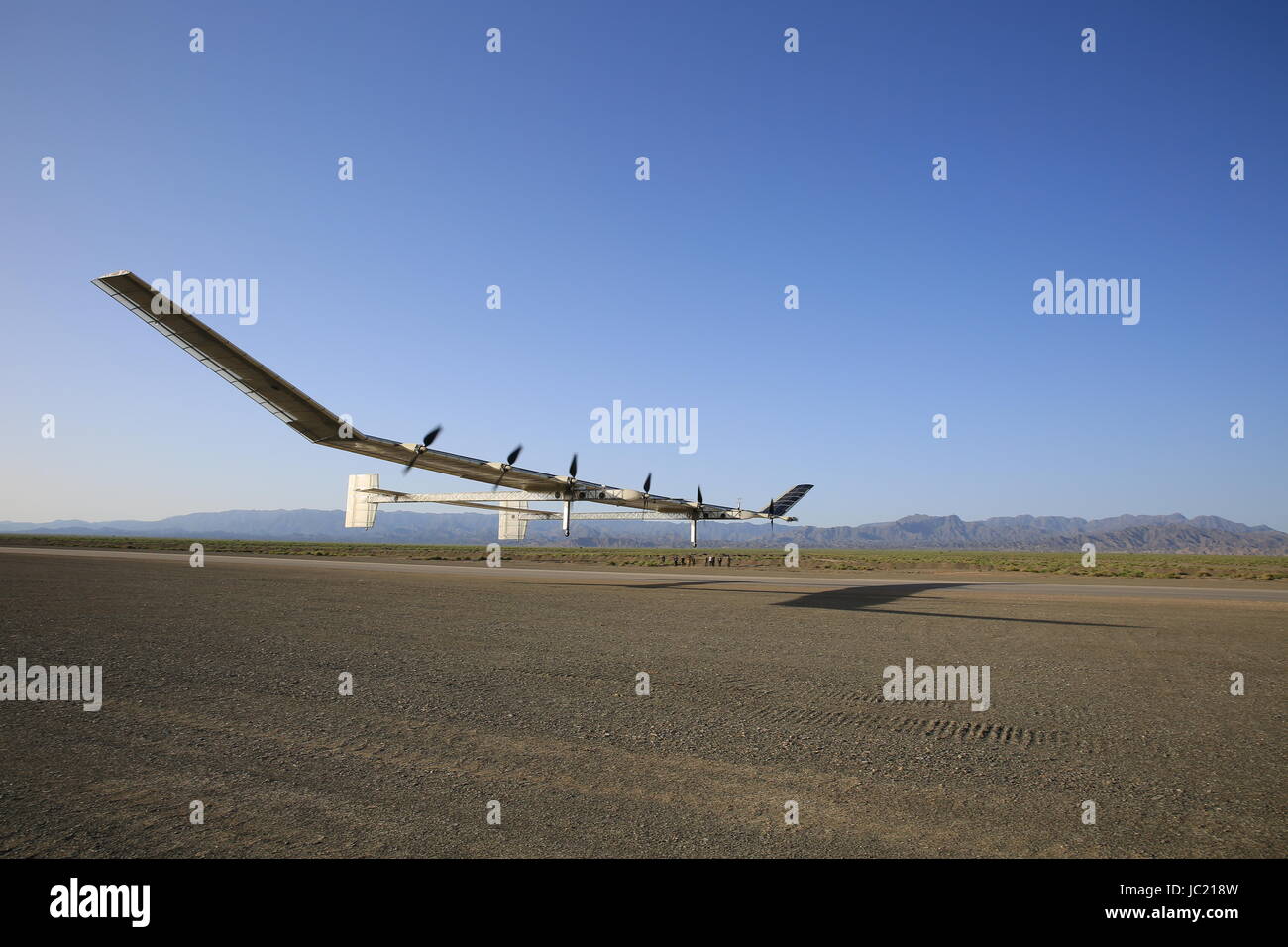 Pechino, Cina. Xiii Giugno, 2017. Foto scattata il 24 Maggio 2017 mostra un drone solare sulla sua prova di volo. La Cina ha sperimentato con successo nei pressi di-volo spaziale del suo più grande drone solare. Con un'apertura alare di 45 metri, l'energia solare di drone è in grado di volare ad una altitudine di 20 a 30 chilometri, crociera e a una velocità di 150-200 km per ora per un lungo periodo di tempo. Il Drone sarà usato principalmente per airborne early warning, ricognizione aerea, Disaster monitoring, osservazione meteorologica e relè di comunicazioni. Credito: Xinhua/Alamy Live News Foto Stock